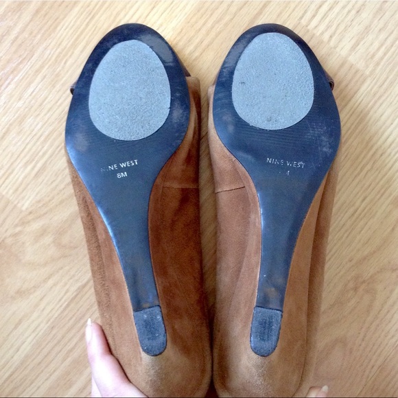 ✨bundle these and they’re free!✨Nine West suede peeptoe wedges 🍂 size 8 🍂 EUC! - Picture 8 of 9